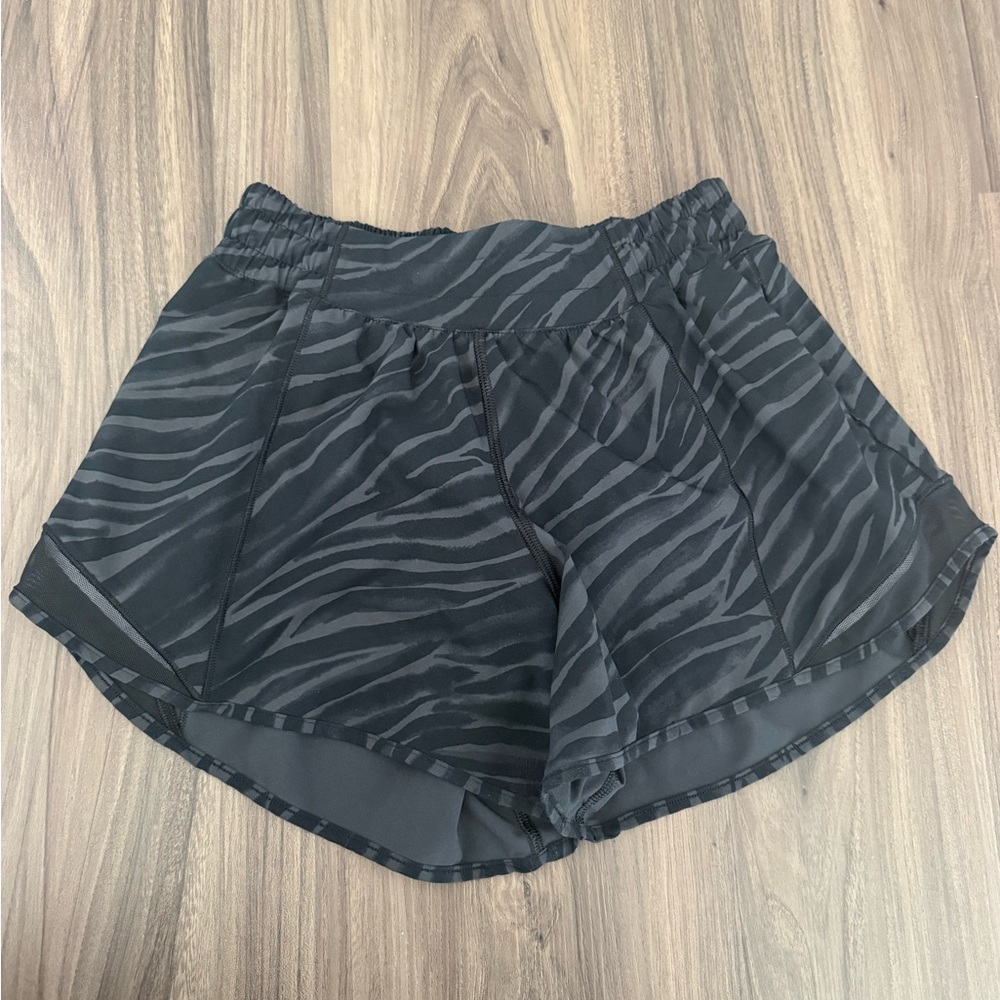 Lululemon Hotty Hot low rise lined 4 inch short